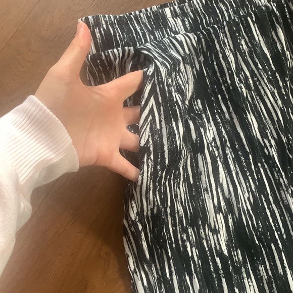 Black and White Streak patterned Harem pants - Picture 3 of 5